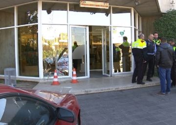 Un home encasta un cotxe contra la porta de TV3
