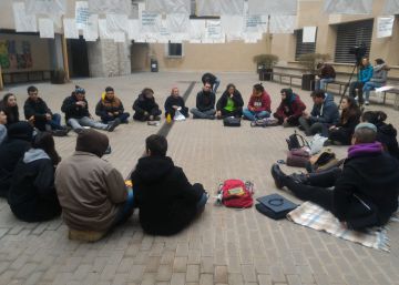 Els estudiants tancats a la UdG recullen firmes perquè Adif retiri la denúncia