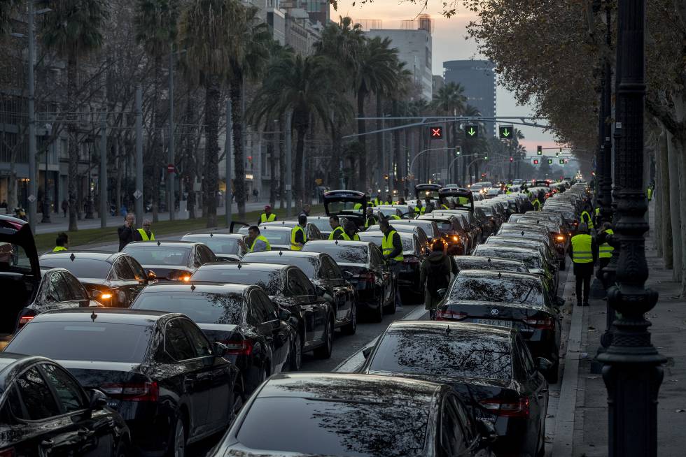 Protesta de vehicles VTC a l'avinguda Diagonal.