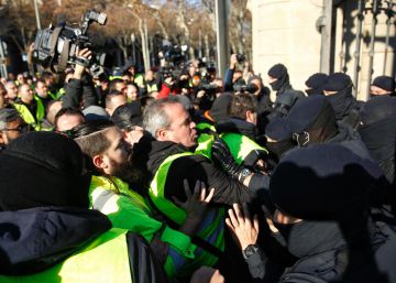 El Govern es planteja ajornar el decret de les VTC arran de les protestes dels taxistes a Barcelona