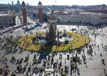 Els taxistes en vaga ocupen la plaça d’Espanya de Barcelona