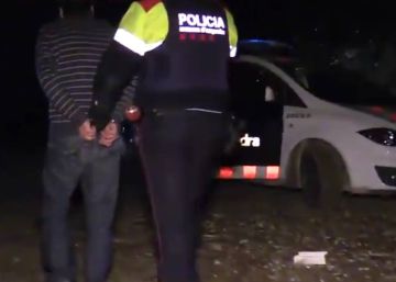 Detingut un presumpte piròman de vehicles i contenidors a Barcelona