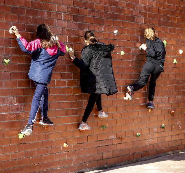 Al pati d’aquesta escola no es juga a futbol