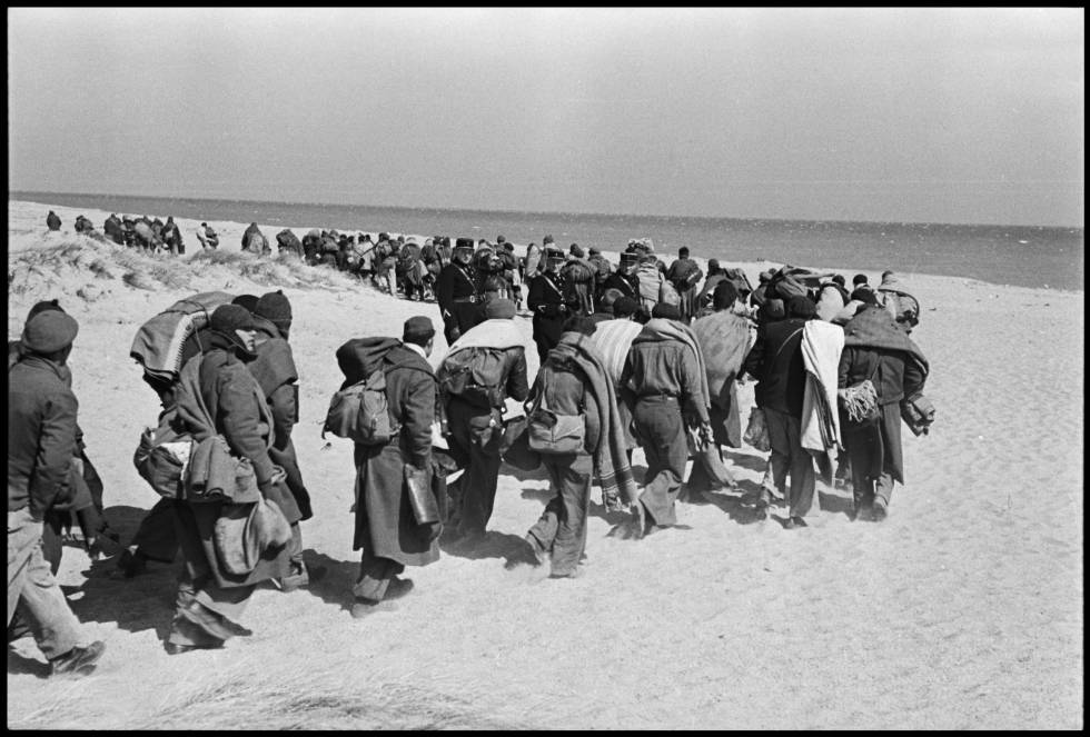 Imatge d’exiliats republicans, soldats i civils, a les platges franceses el març de 1939.