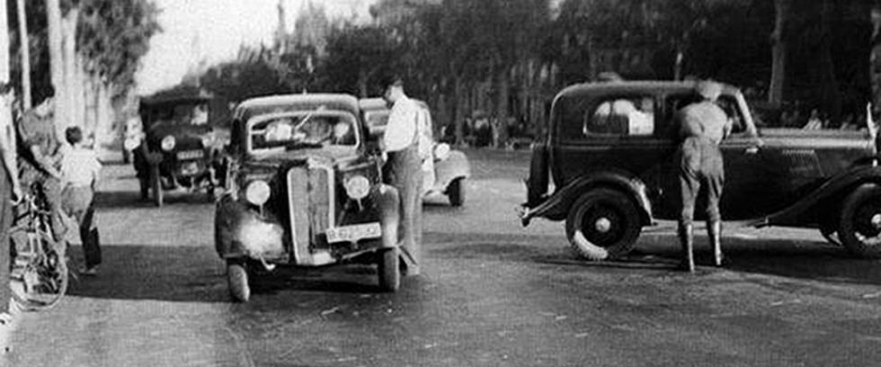 Controls a vehicles de Barcelona, en una data no identificada entre 1936 i 1937.