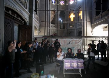 Veïns i metges ocupen la capella del Macba exigint un nou CAP