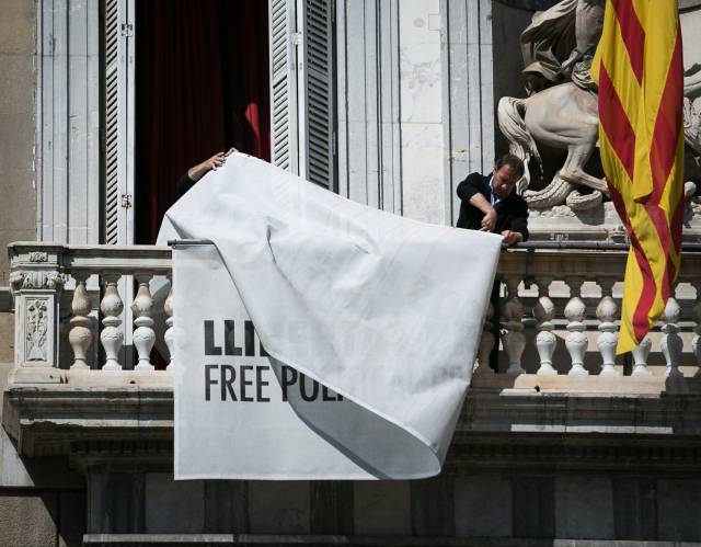 Torra retira els llaços de la Generalitat abans que ho facin els Mossos