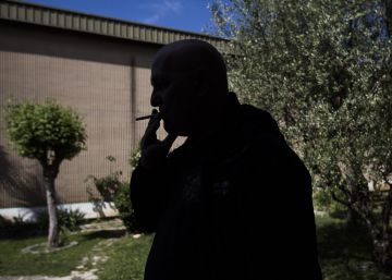 Enganxats al cigarro a la presó