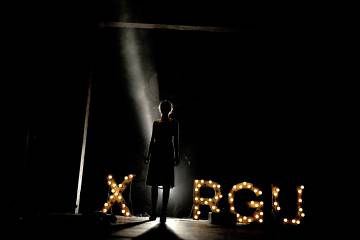 Moment de 'Llums de glòria', de Julio Manrique, on s'evoca el fantasma de la Xirgu al Romea, el 2011.