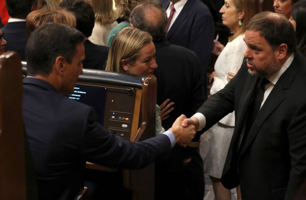 Pedro Sánchez i Oriol Junqueras se saluden al Congrés.