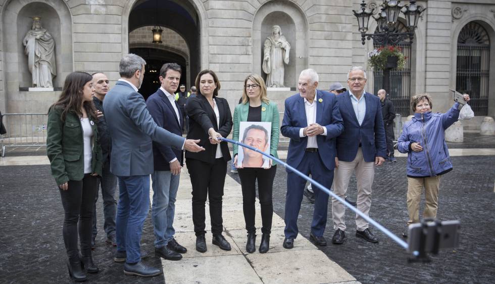 Preparació del 'selfi' conjunt dels set candidats.