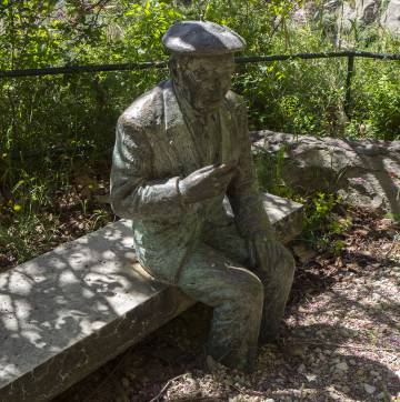 Estàtua de Josep Pla al recinte tancat.