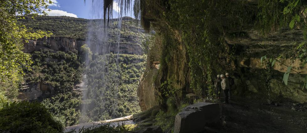 Vistes des de l'interior de la roca.