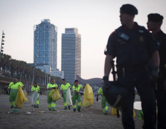 Mossos i serveis de neteja pentinen la Barceloneta.