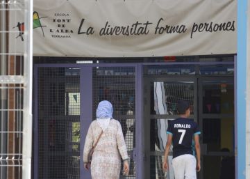 La niña que denunció haber sido agredida por pintar una bandera española pide cambiar de colegio