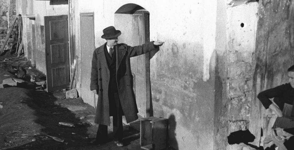 Un home indica, a Pont del Claverol, l'altura de l'aigua durant la riuada d'octubre del 1937.