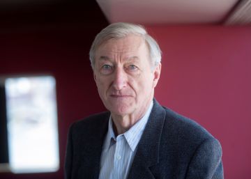 Julian Barnes recorre a la memòria per entendre per quina raó hi queda el que ha quedat.