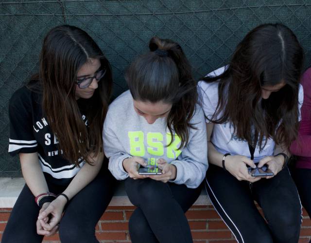“Els nens ja no es peguen al pati; s’insulten pel mòbil”