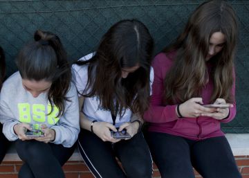 El CAC suggereix als joves que a l’estiu desconnectin, també del mòbil