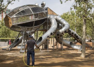 Un pop gegant presideix la zona de jocs del Parc de la Pegaso a Barcelona