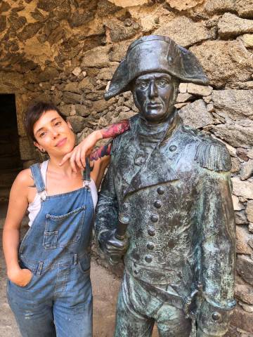 L’escultura del capitàr amb la seva autora, Mar Hernàndez Pongiluppi.