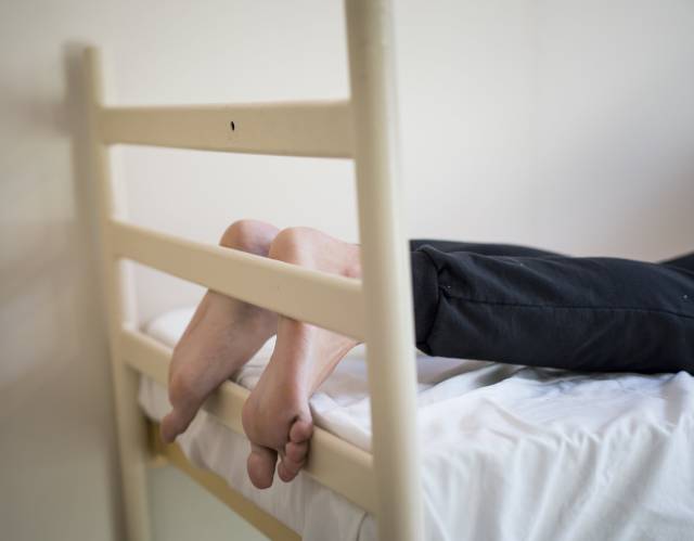 Un adolescent descansa en la unitat terapèutica del centre de justícia juvenil Els Til·lers