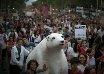 Milers de persones marxen pel clima a Barcelona