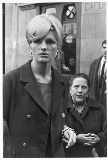 Rosanna Yanni amb maquillatge 'op art' al Rastro de Madrid (1965).