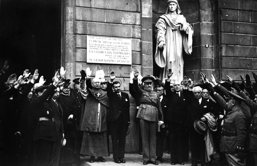 Barcelona, maig del 1939: placa amb l'últim comunicat de guerra a l'Ajuntament.