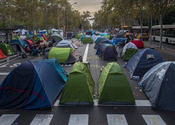 L’acampada de la plaça Universitat resisteix malgrat la pèrdua de suports