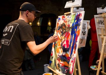 Dotze artistes es repten a pintar una obra amb públic a Art Battle