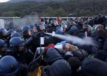 El desallotjament dels manifestants del tall a la Jonquera, en imatges