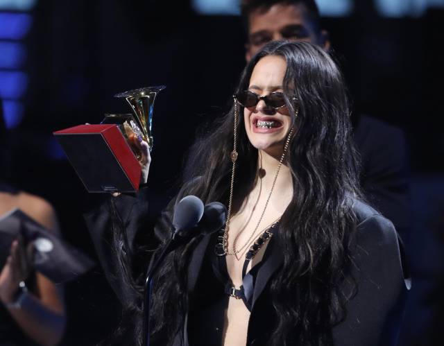 Rosalía recull el premi al millor àlbum de l'any per 'El mal querer'.