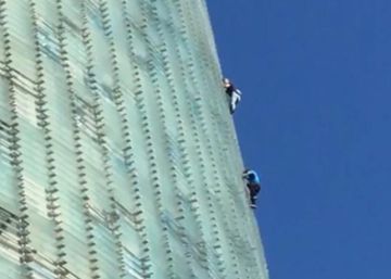 Dos homes escalen la Torre Glòries de Barcelona per fer-se una foto