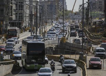 Els embussos als accessos a Barcelona afecten 320.000 persones, que perden dos dies l’any