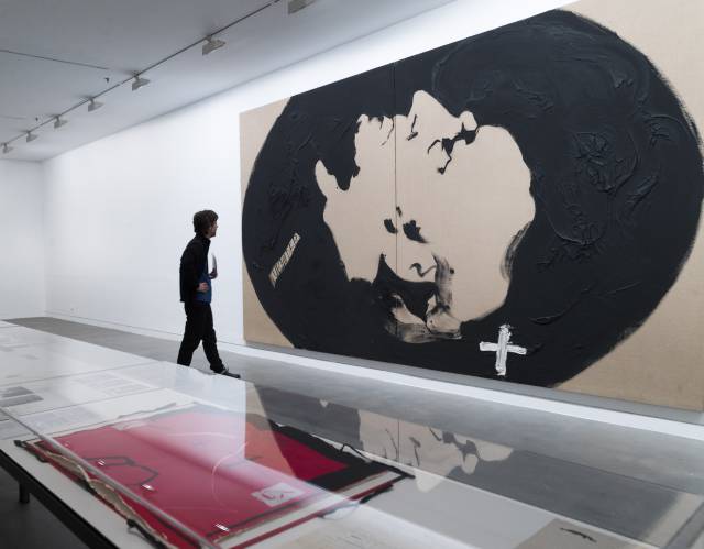 'Homenatge a Wagner' de Tàpies (1969), a la sala on s'exposen els seus projectes operístics fallits.