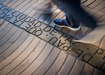 Quatre homes tapen amb ciment el monument a les víctimes de l’atemptat de la Rambla