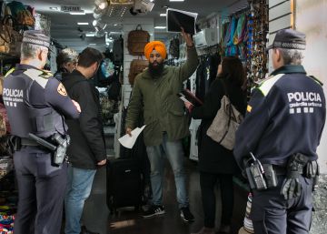 L’Ajuntament de Barcelona precinta vuit botigues que venen souvenirs