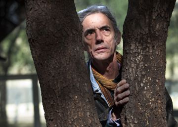 El poeta Enric Casasses guanya el Lletra d’Or per ‘El nus la flor’