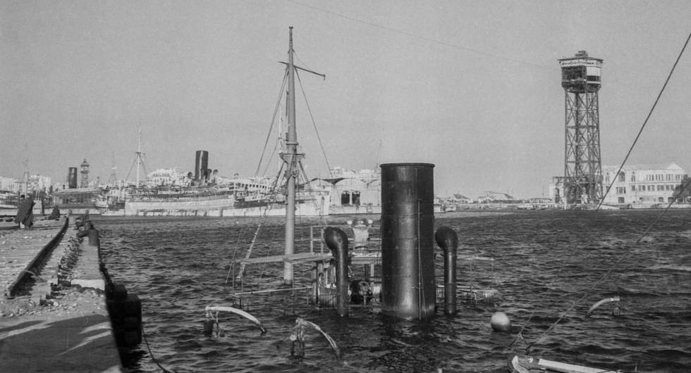 Un vaixell enfonsat al port de Barcelona.