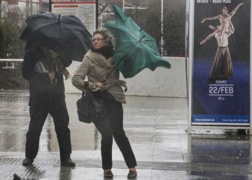 El temporal Glòria destrossa els paraigües