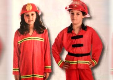 Abacus i Carrefour retiren disfresses sexistes de bombera després d’una allau de queixes