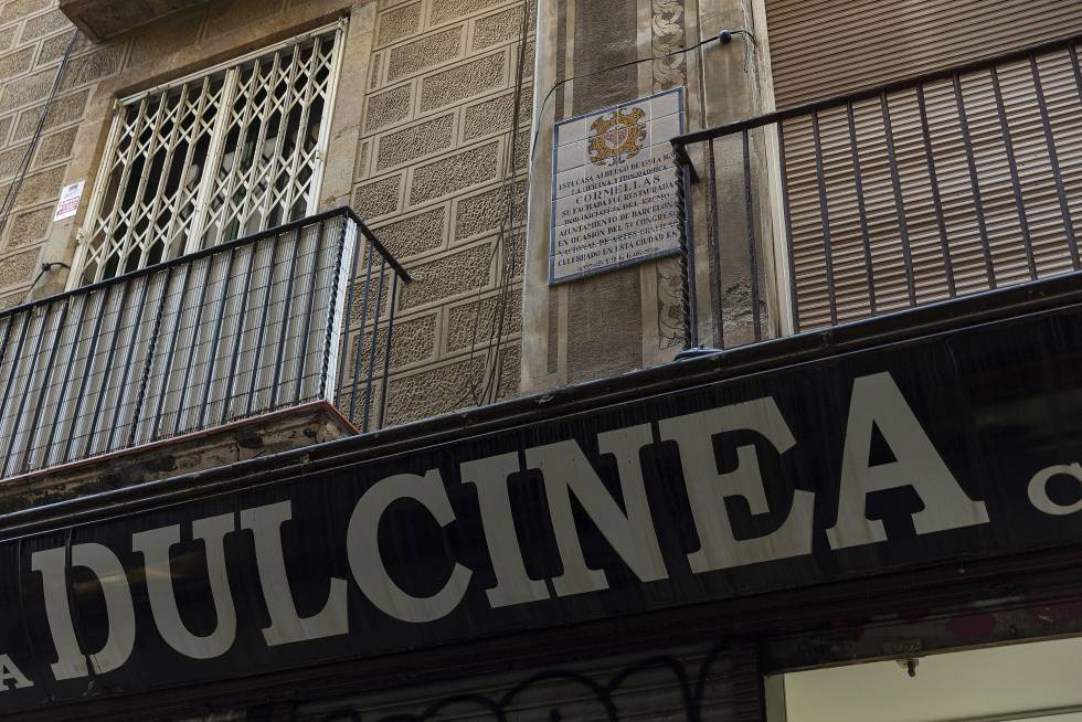 Placa en el lloc on es creia que hi havia el negoci de Cormellas.