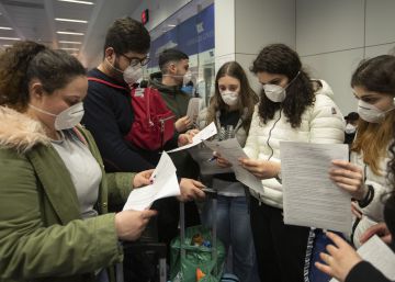 En ferri a Itàlia per esquivar el veto aeri pel coronavirus