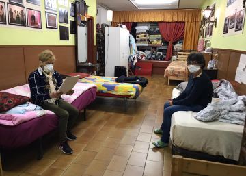 Desenes de persones sense llar viuen confinades en una casa ocupada de Barcelona