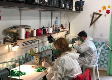 Els veïns de Sentmenat cusen mascaretes amb material cedit per fàbriques de l’entorn