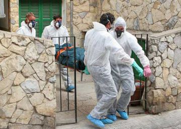 Enterraments sense vetlla ni funeral: “La nostra feina sempre és delicada, però ara és molt més trista”
