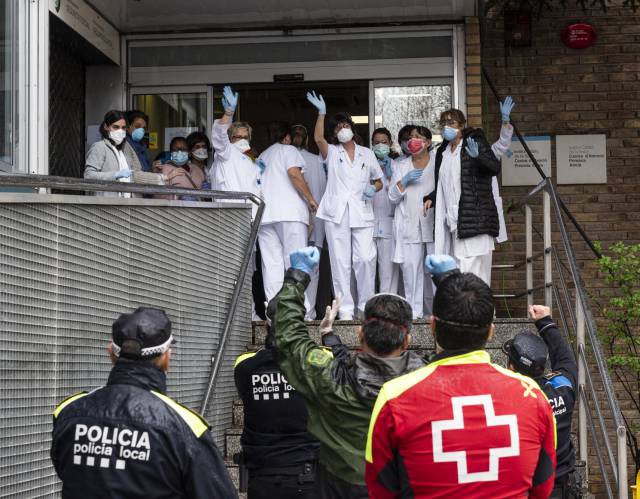 Homenatge al personal sanitari de l'Hospital de Igualada el passat 23 de març.