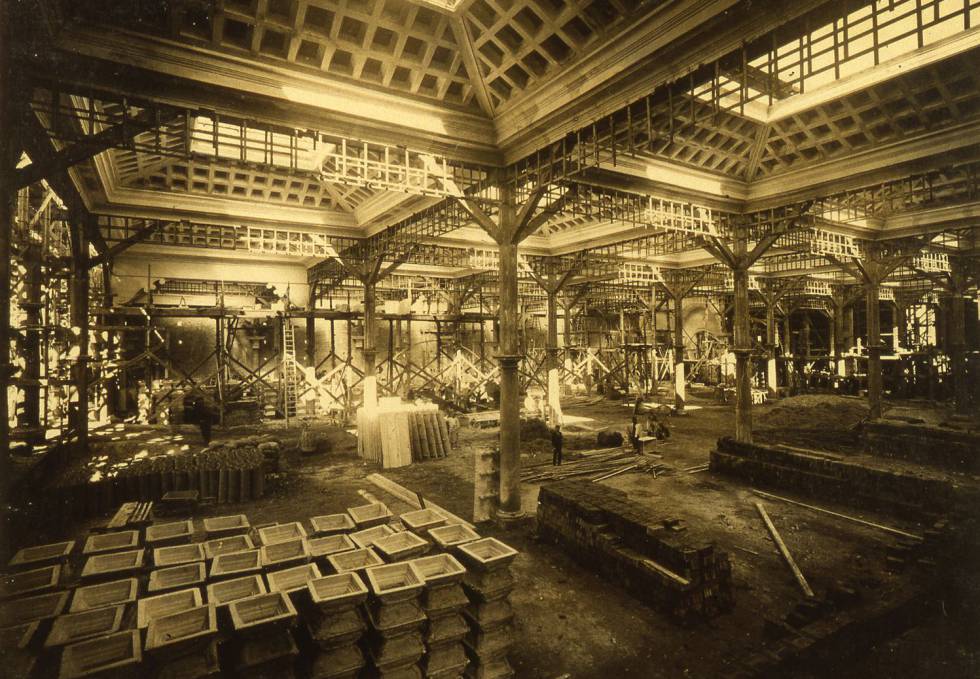 Construcció del Palau de Victòria Eugènia, de Puig i Cadafalch.
