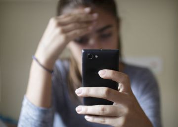 El 70% dels adolescents dedica almenys quatre hores diàries al mòbil durant el confinament